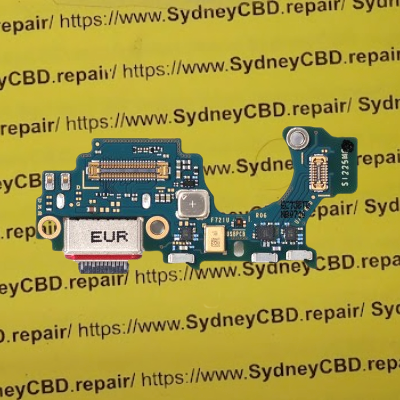 What charger is compatible with Z Flip 4?