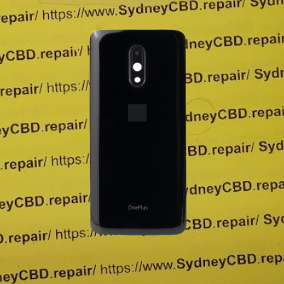 Does OnePlus 7 have glass back?