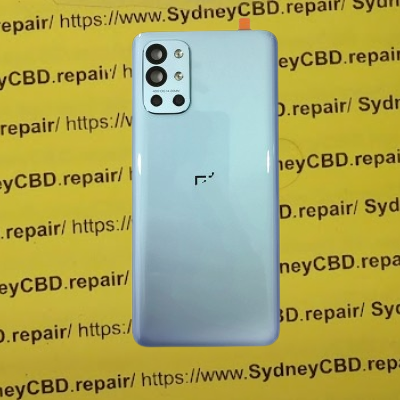 Does OnePlus 9R have glass back?